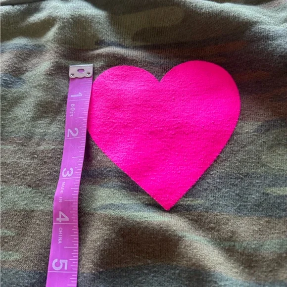 AVIATOR NATION Camouflage crewneck Sweatshirt with bright pink heart🩷NWOT🩷 - Picture 5 of 13